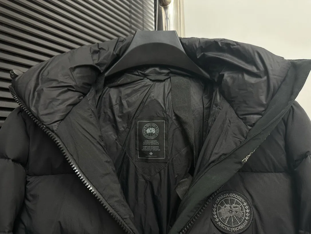 P850 𝘾𝘼𝙉𝘼𝘿𝘼 𝙂𝙊𝙊𝙎𝙀 Canada Goose Ouyang Nana second generation same style hooded couple down jacket! Goose down jacket has always been a popular element of fashion, loved by experts from all walks of life! Fashionable hooded cut, high-end customer-supplied fine goose down, high resilience, smooth zipper, strong and firm. Pockets on both sides can store small items, free your hands, and you can go out without worries. 90% white goose down filling. Black light puff style. Size: XS S M L XL XXL Color: black